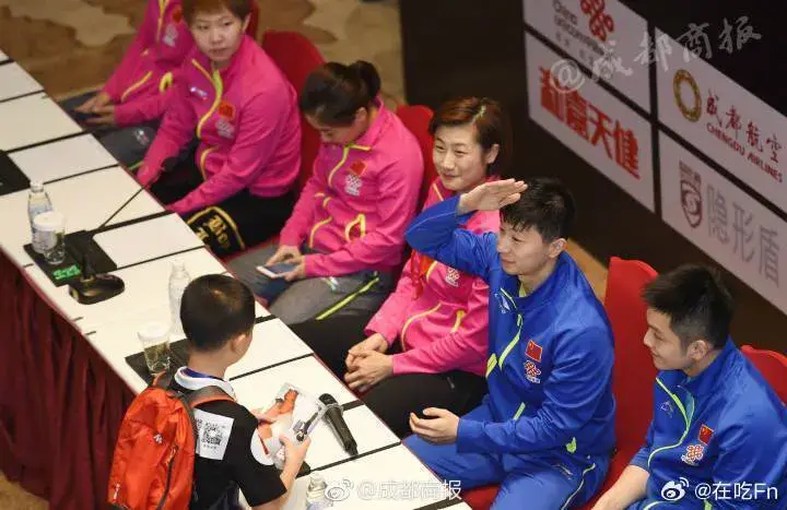 一个敬礼硬控马龙3秒，龙队尴尬的脚下能抠出二亩地-马龙球技