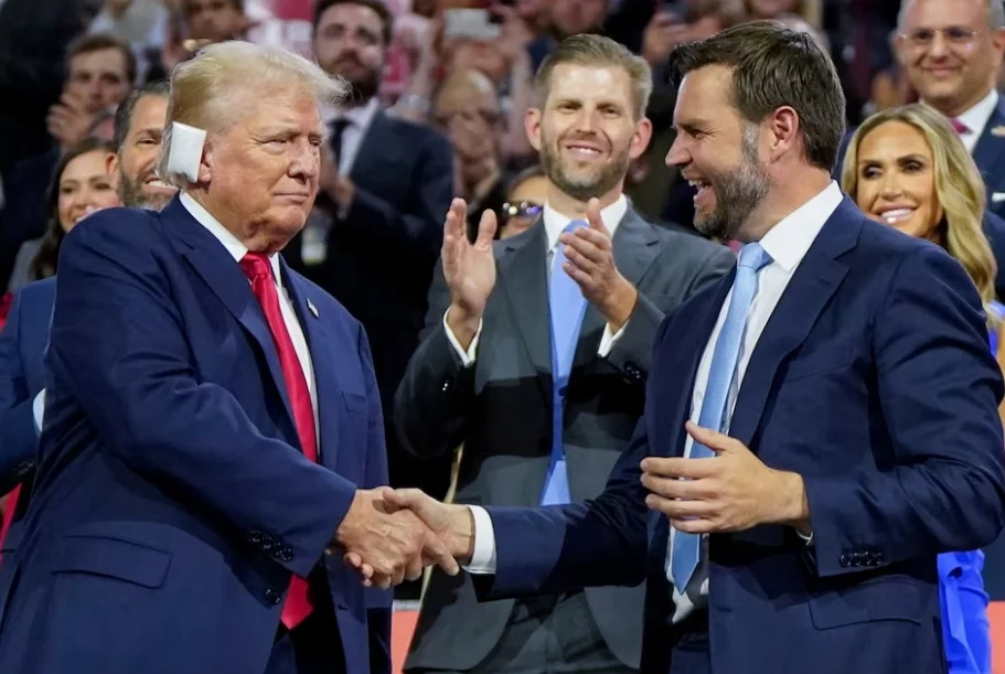 凤凰早报|特朗普选择万斯内幕曝光；马克龙接受法国政府辞职-特朗普回答记者提问