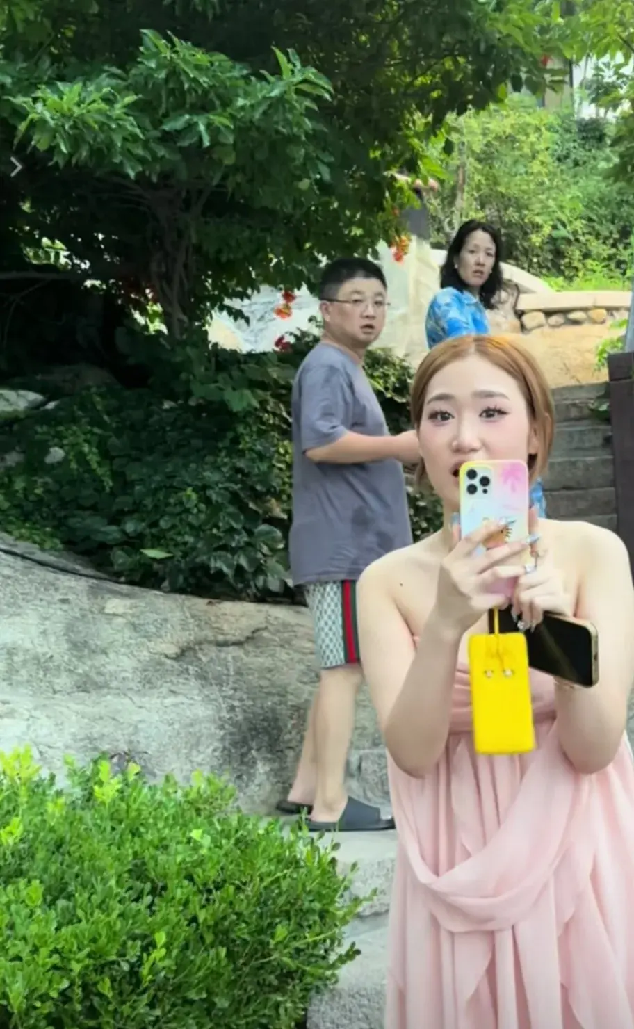 女子在景区嫌弃孕妇走路慢挡路，出言辱骂孕妇-女子在景区被砸伤