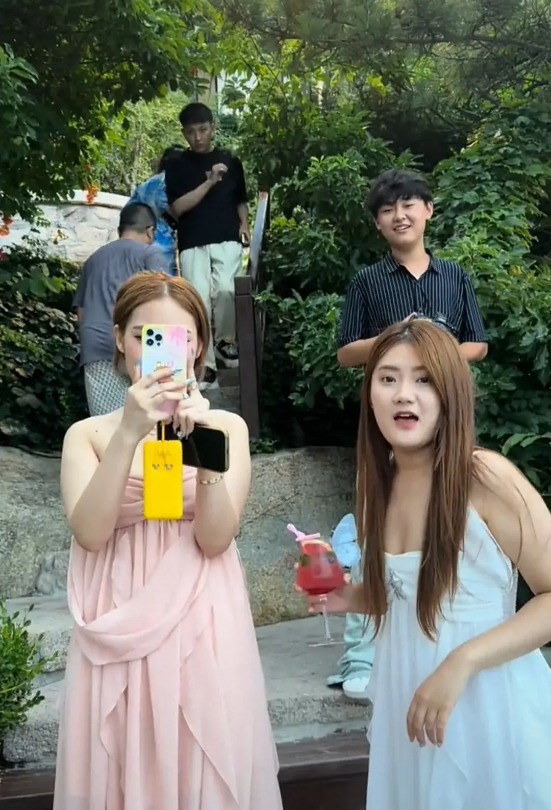 女子在景区嫌弃孕妇走路慢挡路，出言辱骂孕妇-女子在景区被砸伤