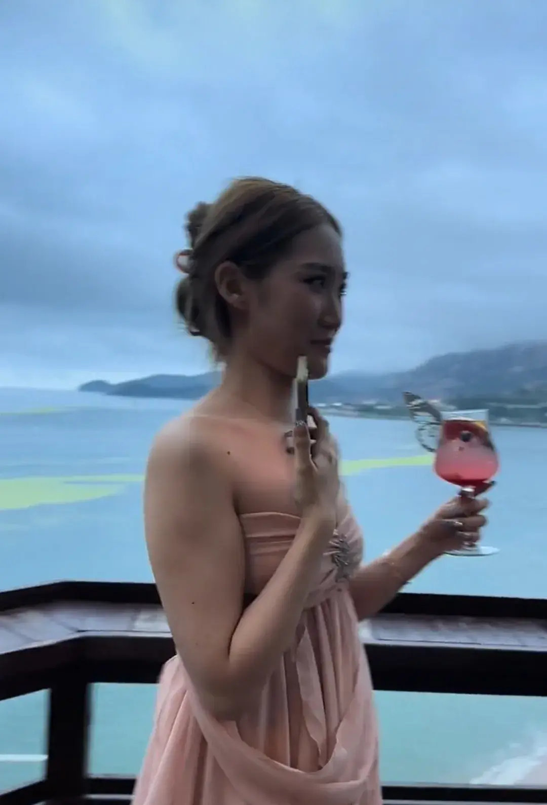 女子在景区嫌弃孕妇走路慢挡路，出言辱骂孕妇-女子在景区被砸伤