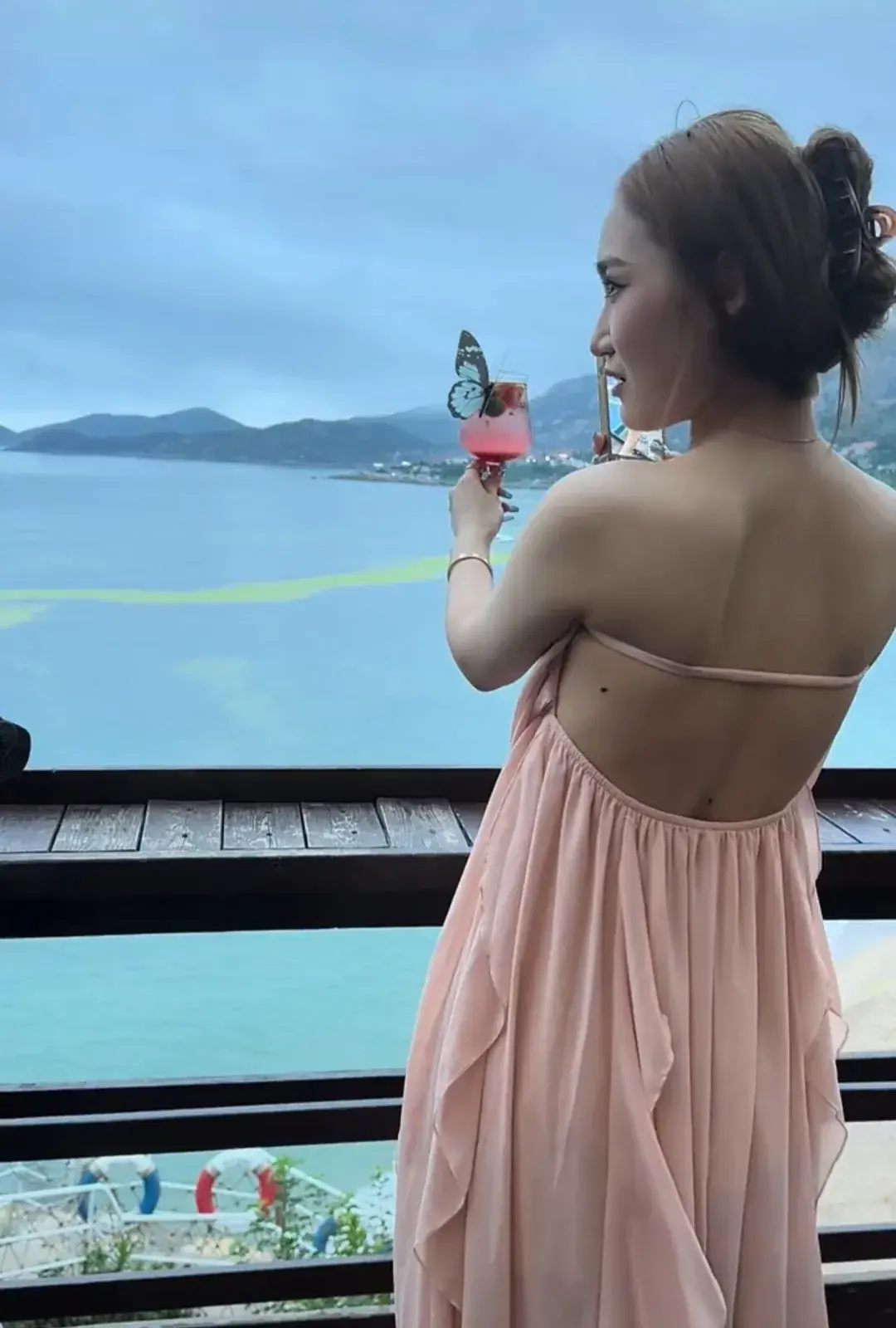 女子在景区嫌弃孕妇走路慢挡路，出言辱骂孕妇-女子在景区被砸伤