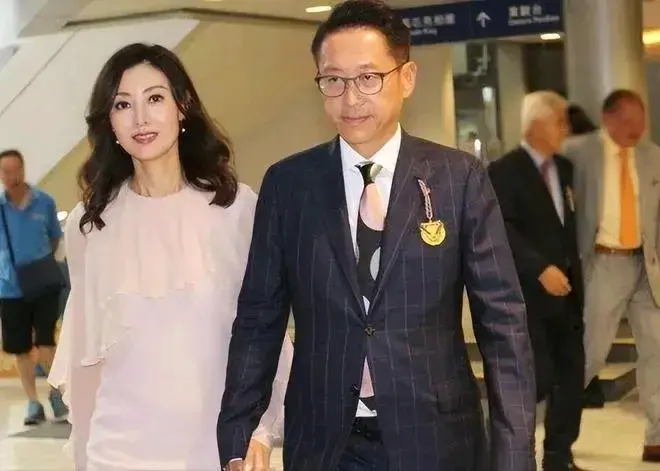 李嘉欣夫妇豪宅降价千万抛售背后真相引人深思：豪门也有难念的经-李嘉欣交往过的富豪