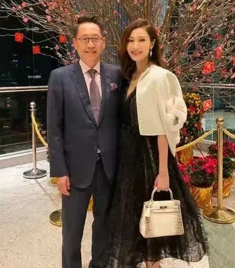 李嘉欣夫妇豪宅降价千万抛售：昔日辉煌居所今何在？-李嘉欣2021照片