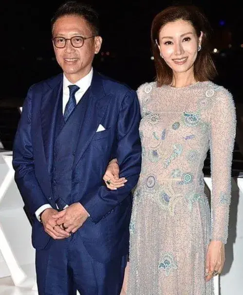 李嘉欣夫妇豪宅降价千万抛售：昔日辉煌居所今何在？-李嘉欣2021照片