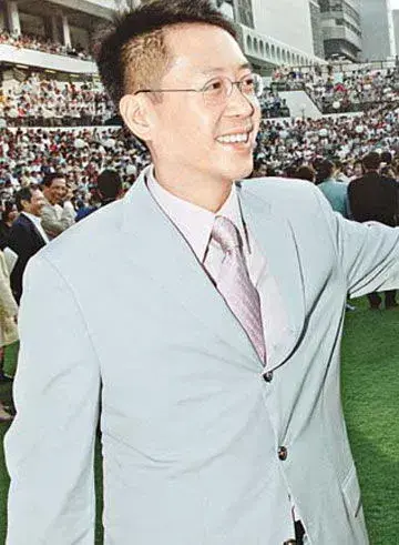 李嘉欣夫妇豪宅降价千万抛售：昔日辉煌居所今何在？-李嘉欣2021照片