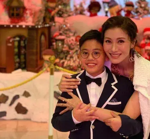 李嘉欣夫妇豪宅降价千万抛售：昔日辉煌居所今何在？-李嘉欣2021照片