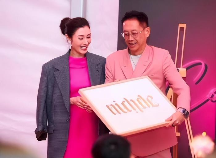 李嘉欣夫妇开家族派对，许建中夫妇当众做不雅行为，20亿豪宅曝光-港圈李嘉欣成功