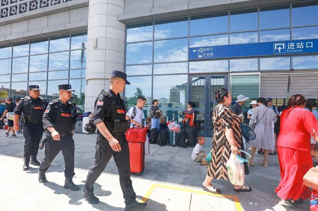 【夏季行动】温馨护航 让爱不滞留！甘州公安为滞留旅客撑起“平安伞”！-甘肃游客滞留