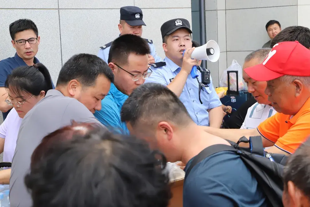【夏季行动】温馨护航 让爱不滞留！甘州公安为滞留旅客撑起“平安伞”！-甘肃游客滞留
