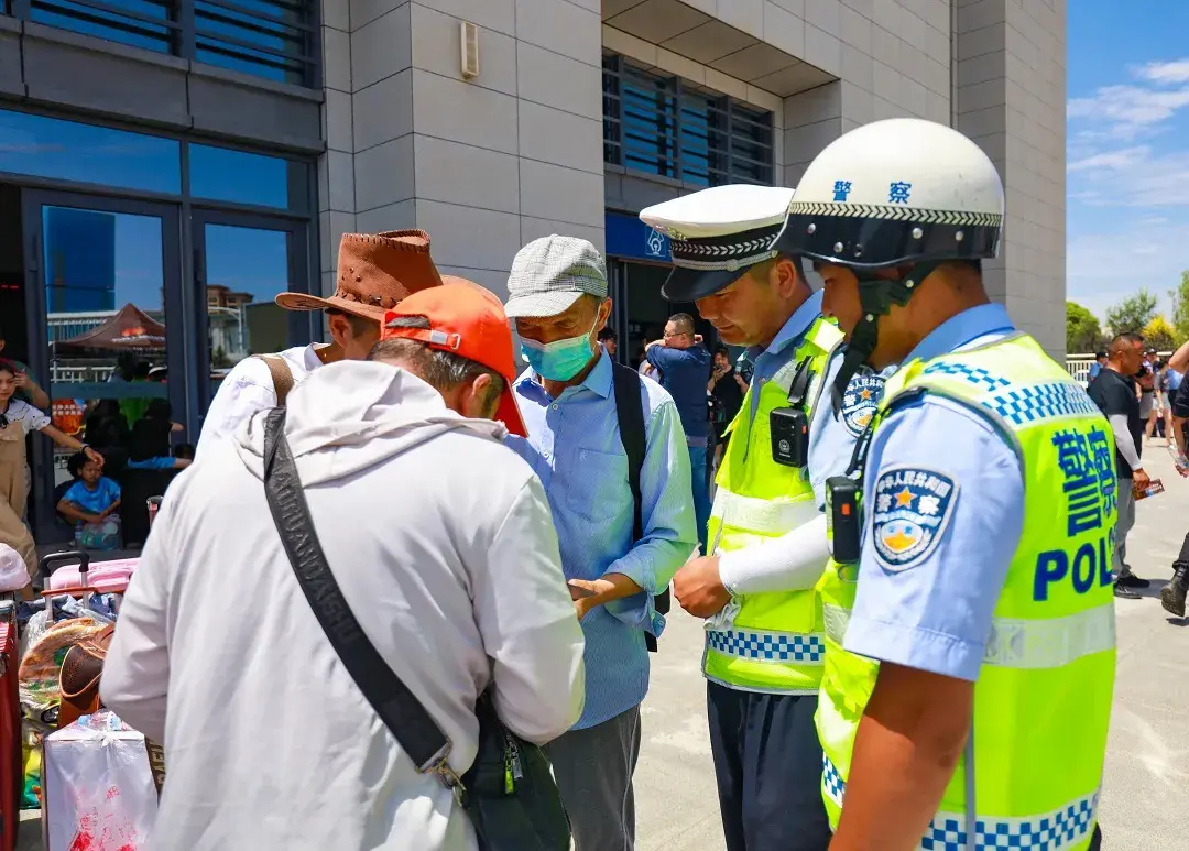 【夏季行动】温馨护航 让爱不滞留！甘州公安为滞留旅客撑起“平安伞”！-甘肃游客滞留