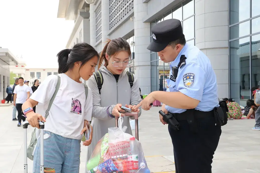 【夏季行动】温馨护航 让爱不滞留！甘州公安为滞留旅客撑起“平安伞”！-甘肃游客滞留