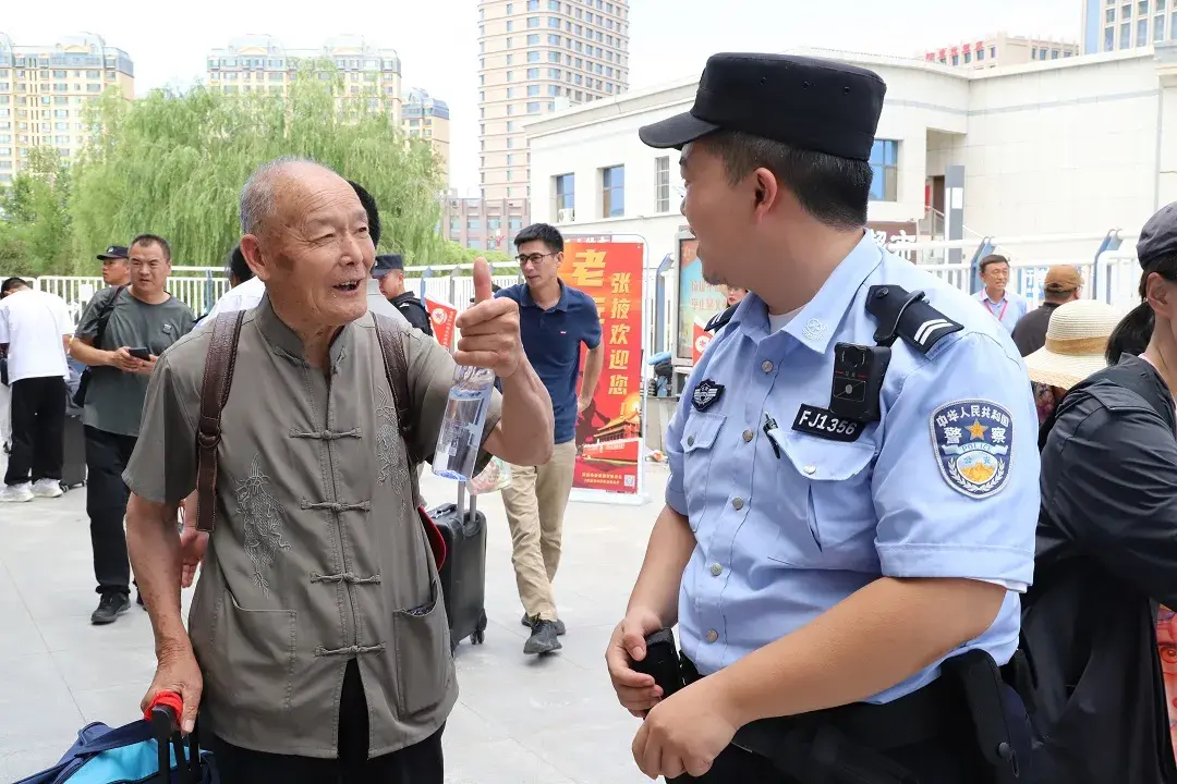 【夏季行动】温馨护航 让爱不滞留！甘州公安为滞留旅客撑起“平安伞”！-甘肃游客滞留