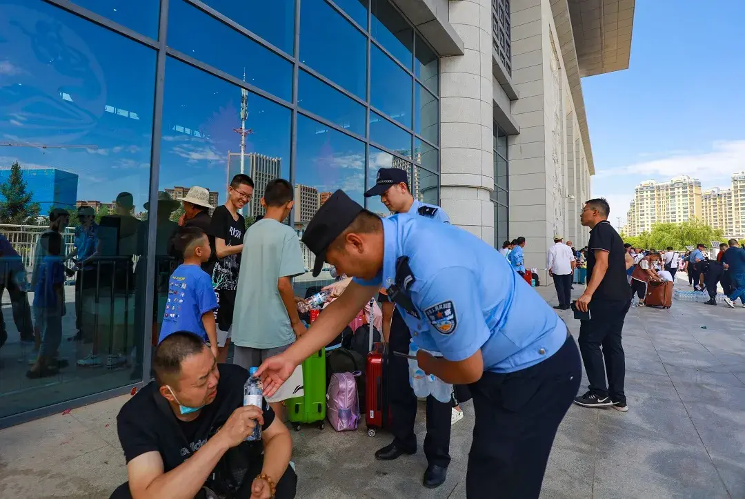 【夏季行动】温馨护航 让爱不滞留！甘州公安为滞留旅客撑起“平安伞”！-甘肃游客滞留