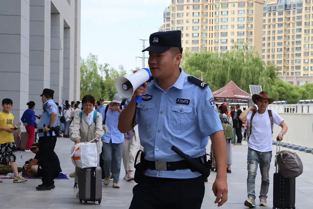 【夏季行动】温馨护航 让爱不滞留！甘州公安为滞留旅客撑起“平安伞”！-甘肃游客滞留