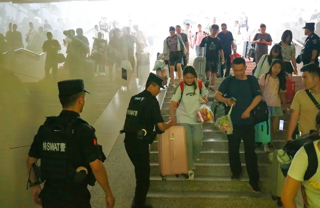 【夏季行动】温馨护航 让爱不滞留！甘州公安为滞留旅客撑起“平安伞”！-甘肃游客滞留