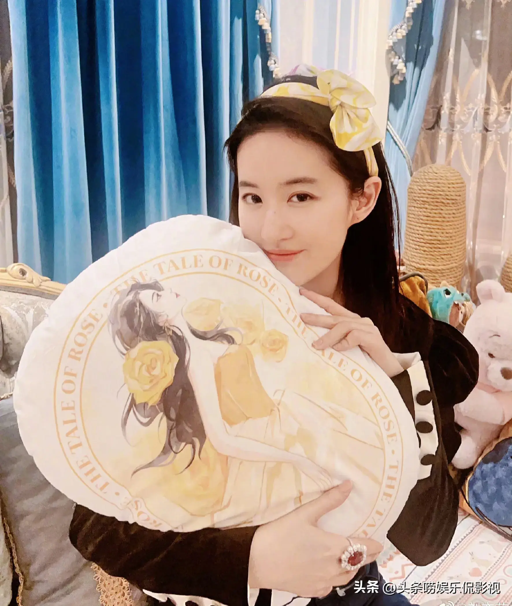 刘亦菲发文晒玫瑰周边照越素越美手持钢铁玫瑰好抢眼网友催更林一-刘亦菲惊艳造型图文