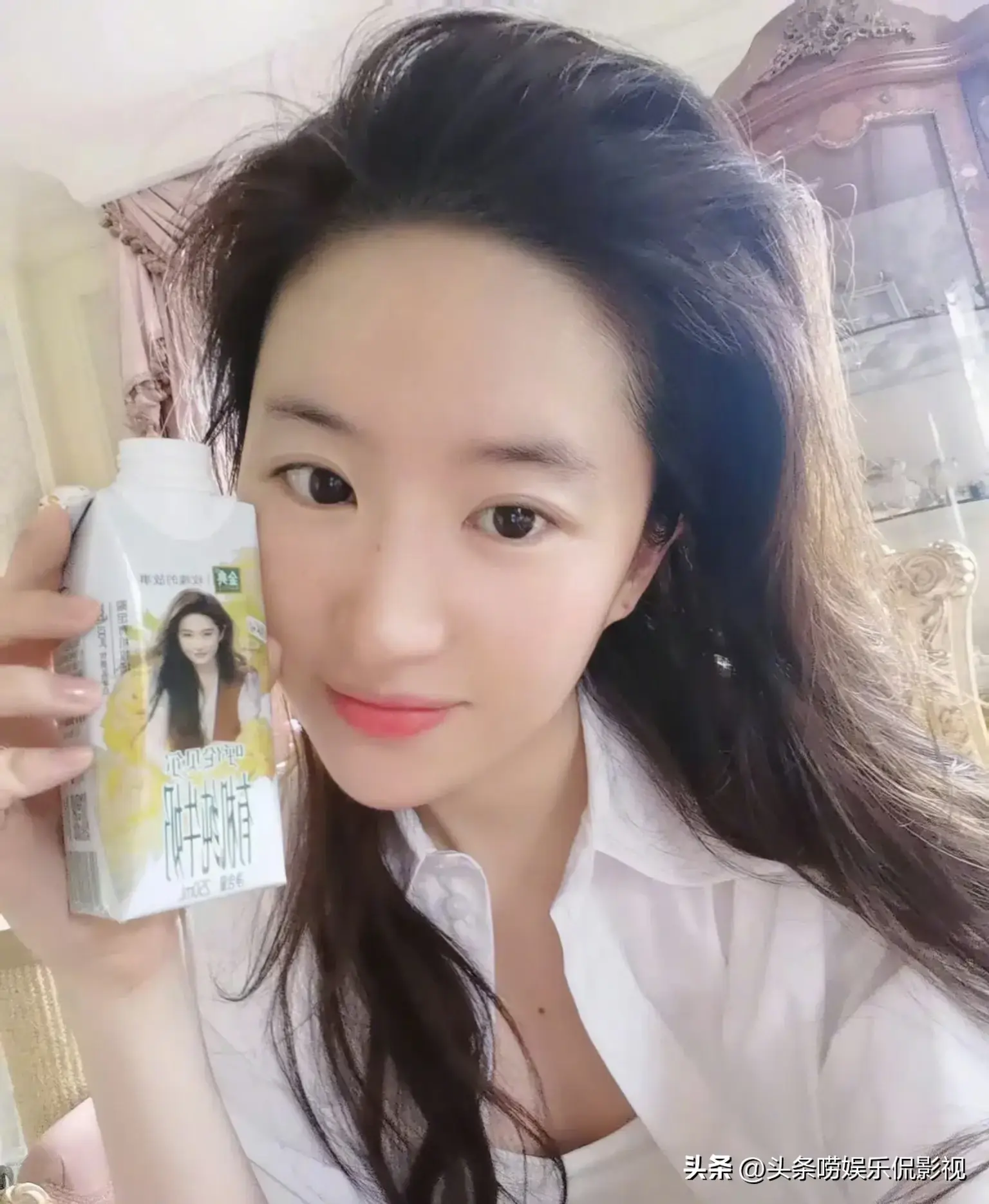 刘亦菲发文晒玫瑰周边照越素越美手持钢铁玫瑰好抢眼网友催更林一-刘亦菲惊艳造型图文