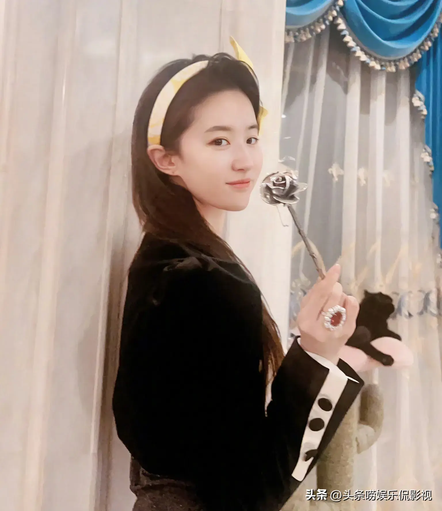 刘亦菲发文晒玫瑰周边照越素越美手持钢铁玫瑰好抢眼网友催更林一-刘亦菲惊艳造型图文