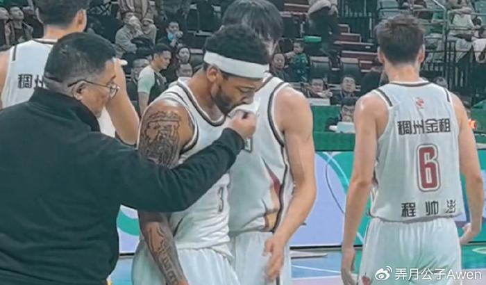 被付豪打掉3颗牙之人险掀翻美国！国内球员没培养，CBA却成南苏丹兵工-cba付豪视频