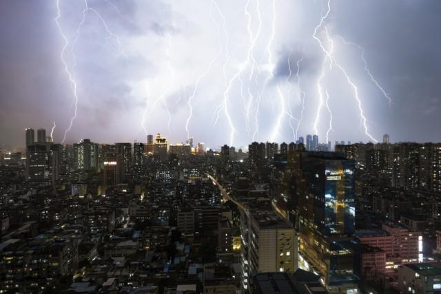 炸裂！石家庄狂风暴雨肆虐，城市瞬间变“战场”！这雨下得太猛了-石家庄暴雨持续多久