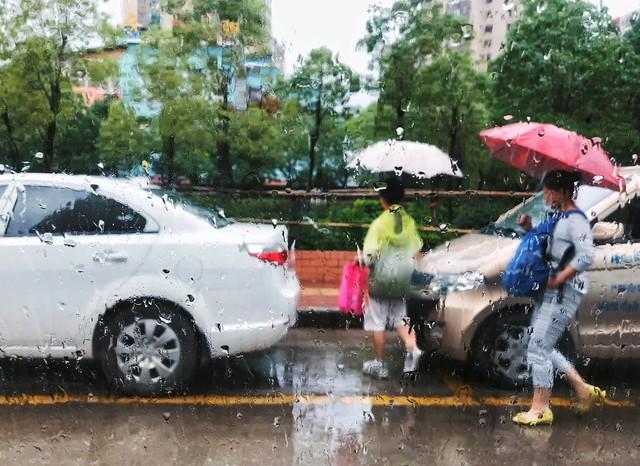 炸裂！石家庄狂风暴雨肆虐，城市瞬间变“战场”！这雨下得太猛了-石家庄暴雨持续多久