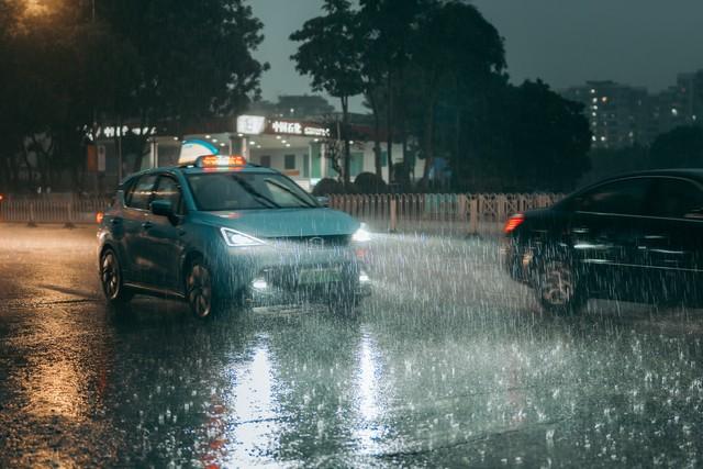 炸裂！石家庄狂风暴雨肆虐，城市瞬间变“战场”！这雨下得太猛了-石家庄暴雨持续多久