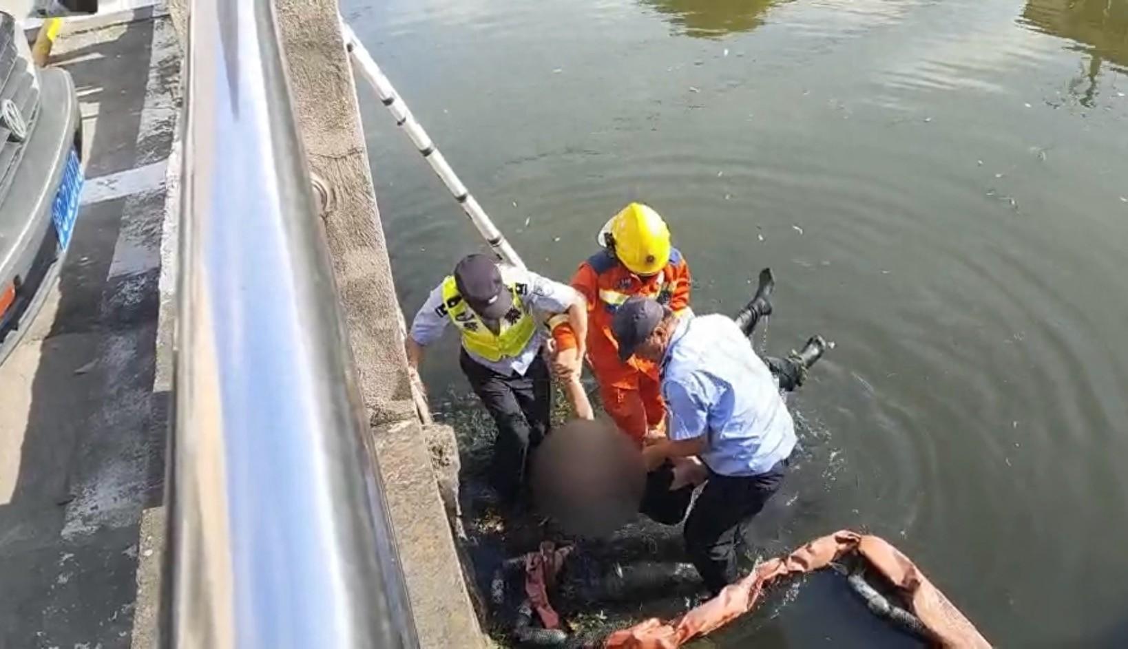 17岁男生与家人吵架后跳河轻生，他们果断下水救人-杭州一男子与父母吵架后爬上高压