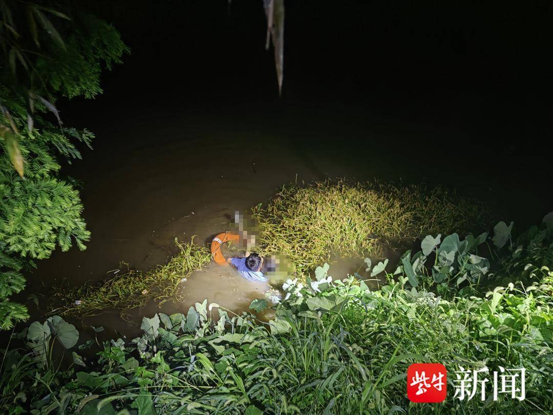 男子因琐事轻生 辅警跳河将其营救上岸-辅警救落水男孩儿结果是什么