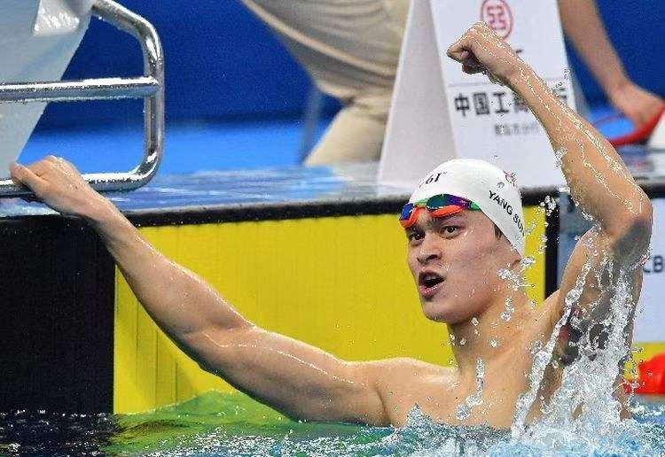 中国游泳队出征，孙杨霸气回应，暗示复出时间，剑指巴黎奥运会-孙杨还是中国游泳队队长吗