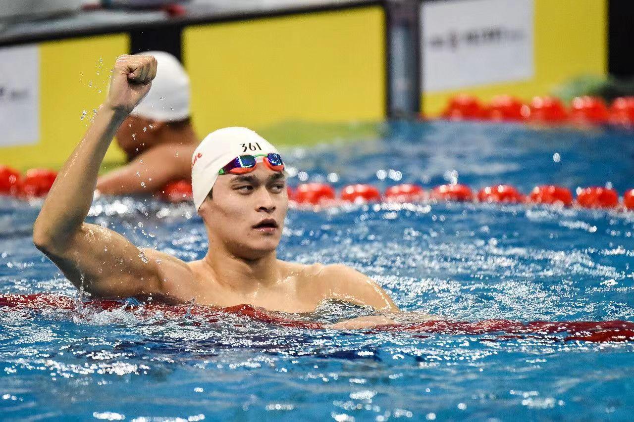 中国游泳队出征，孙杨霸气回应，暗示复出时间，剑指巴黎奥运会-孙杨还是中国游泳队队长吗