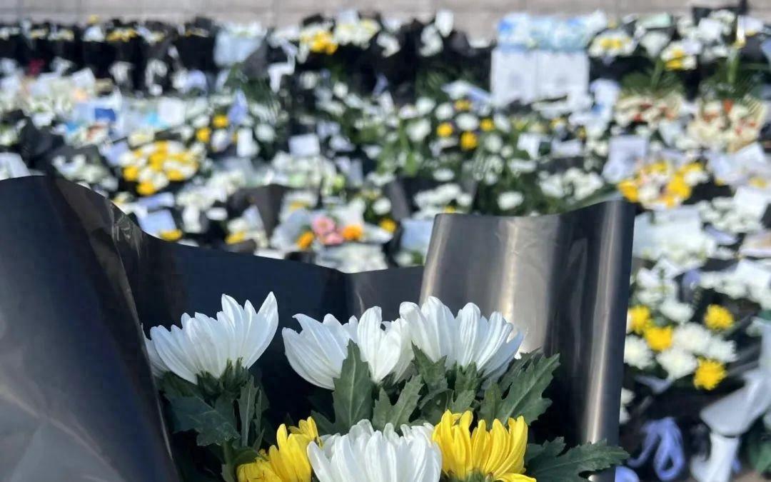 “厅外的长廊挤满了献花的人”，温州医生李晟遗体告别仪式今早举行-温州附属第一医院李驰医生