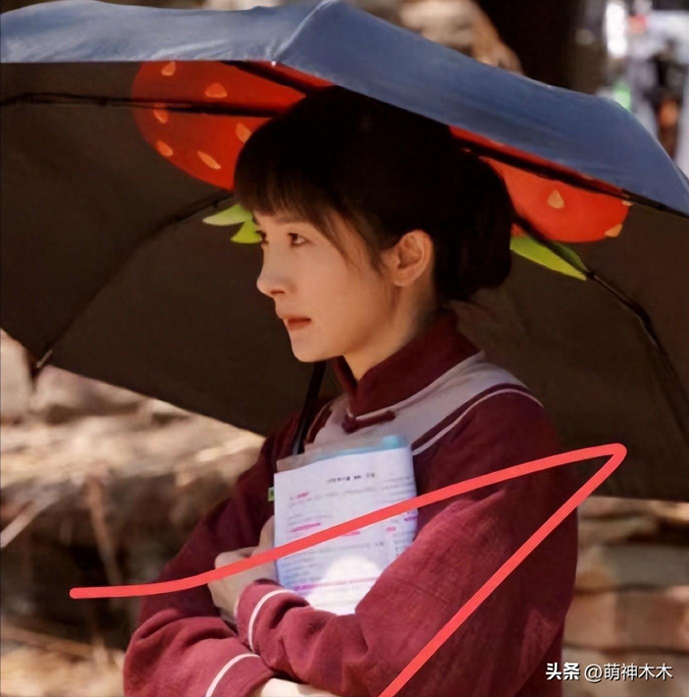 杨幂农妇造型被嘲太假！一味追求白幼瘦审美，体型仪态背离角色-杨幂的白裙造型视频