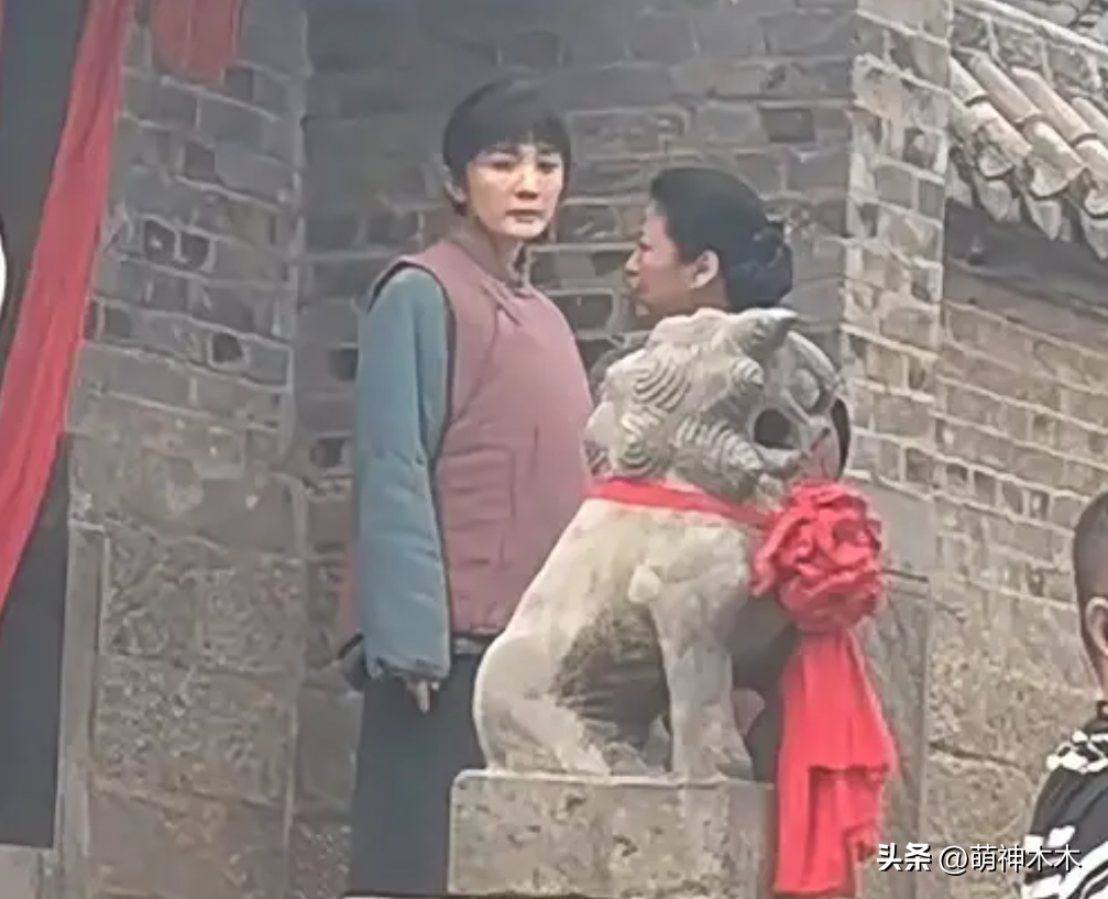 杨幂农妇造型被嘲太假！一味追求白幼瘦审美，体型仪态背离角色-杨幂的白裙造型视频