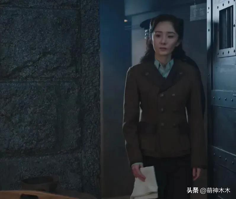 杨幂农妇造型被嘲太假！一味追求白幼瘦审美，体型仪态背离角色-杨幂的白裙造型视频