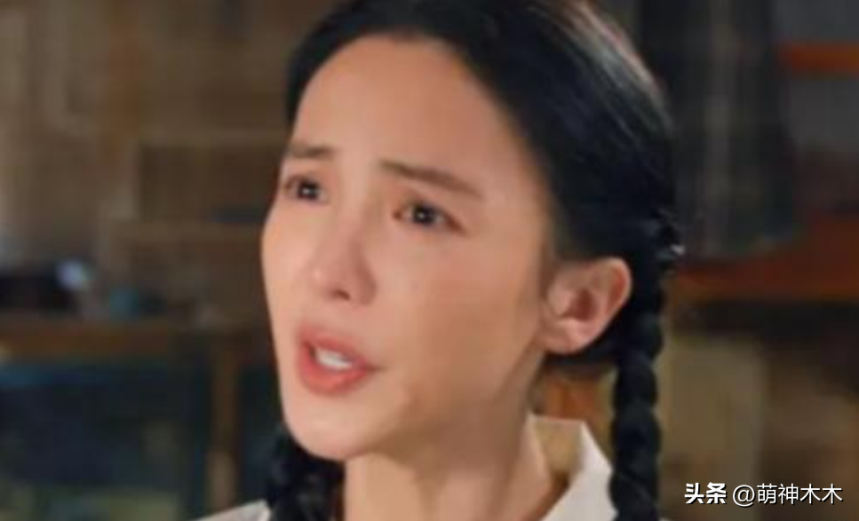 杨幂农妇造型被嘲太假！一味追求白幼瘦审美，体型仪态背离角色-杨幂的白裙造型视频