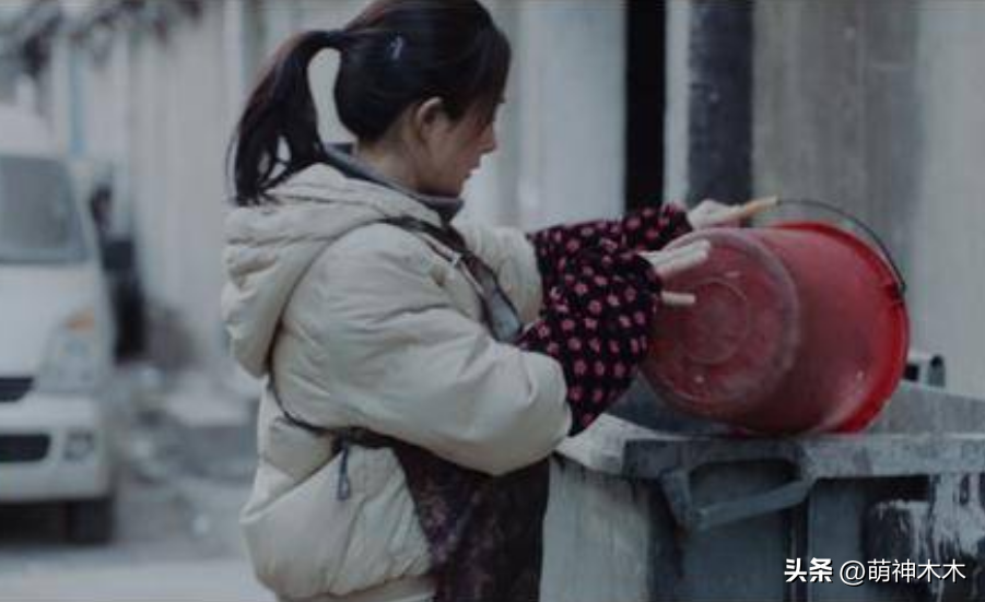 杨幂农妇造型被嘲太假！一味追求白幼瘦审美，体型仪态背离角色-杨幂的白裙造型视频