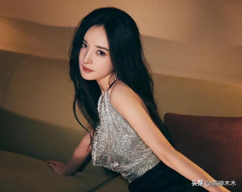 杨幂农妇造型被嘲太假！一味追求白幼瘦审美，体型仪态背离角色-杨幂的白裙造型视频