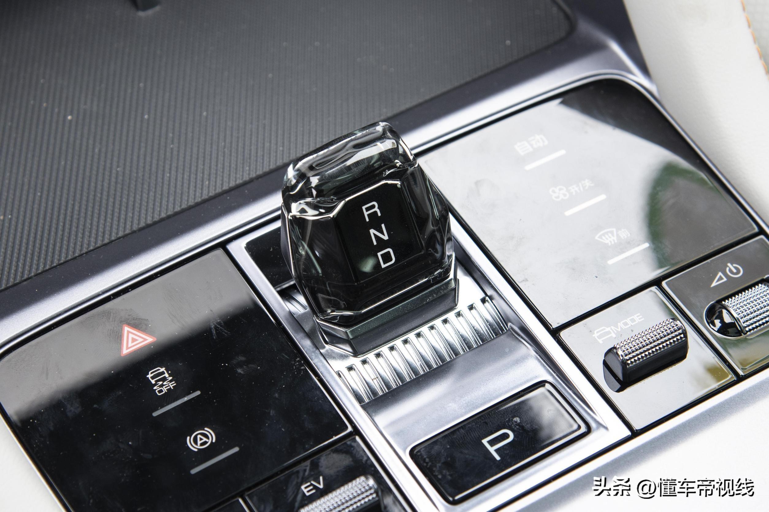 新车 | 12.98万元起售，DM-i增71公里版本，比亚迪宋PLUS荣耀版上市-比亚迪宋plus尊荣型