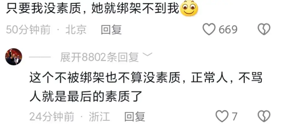 强买强卖？女子街头遇到大人带着孩子卖花，直接塞到手里让买-街边抓着人就卖花的小女孩