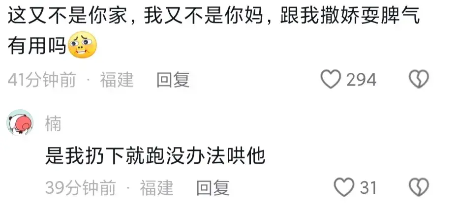 强买强卖？女子街头遇到大人带着孩子卖花，直接塞到手里让买-街边抓着人就卖花的小女孩