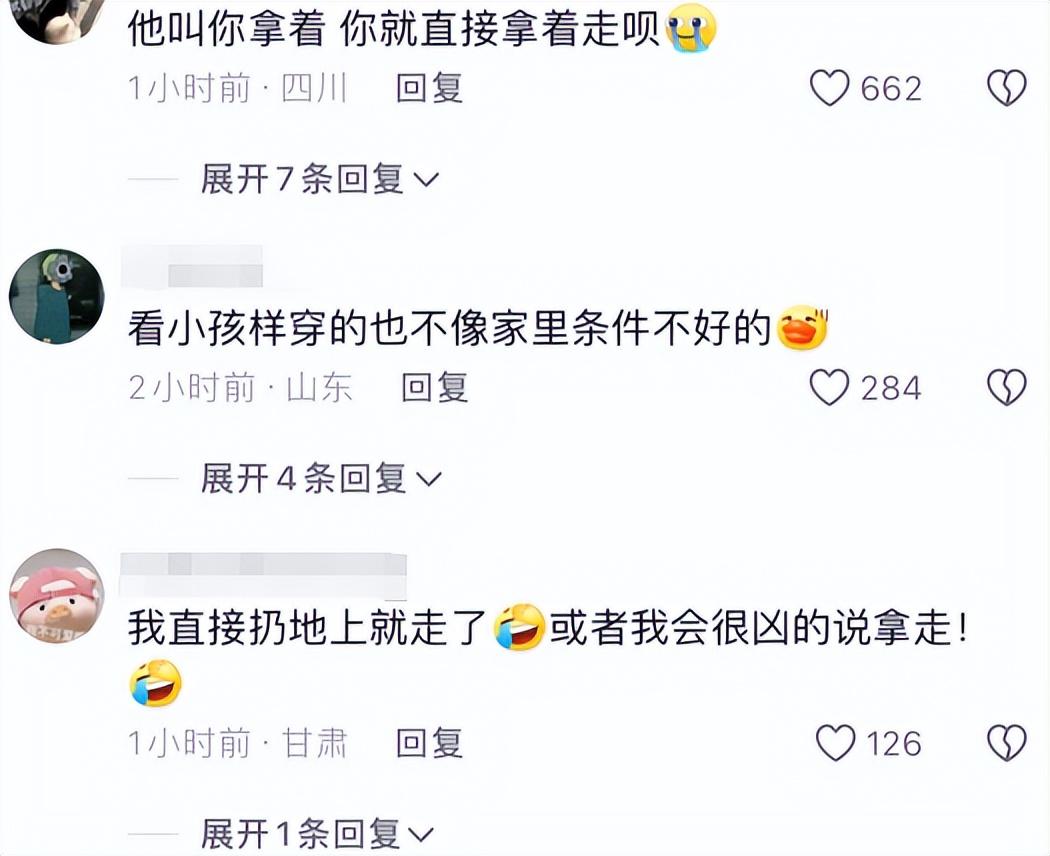 女子在街头遇到大人带小孩卖花 直接强塞手上让买 评论区炸锅-街头卖花