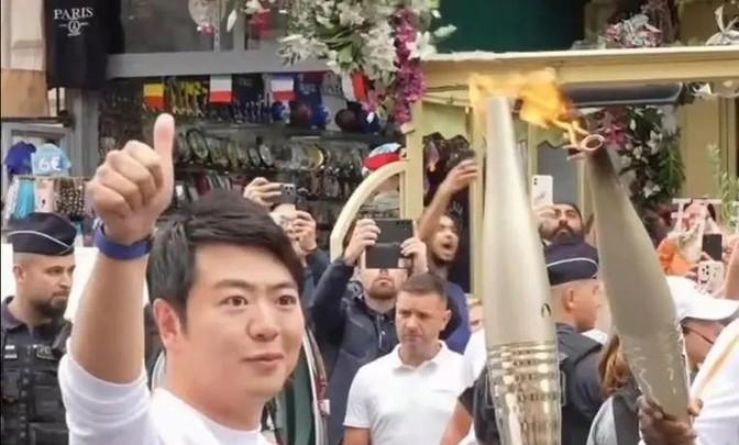 巴黎奥运火炬赛惊现逆转！谷爱凌输了？赵露思凭啥赢？-奥运火炬巴黎受阻