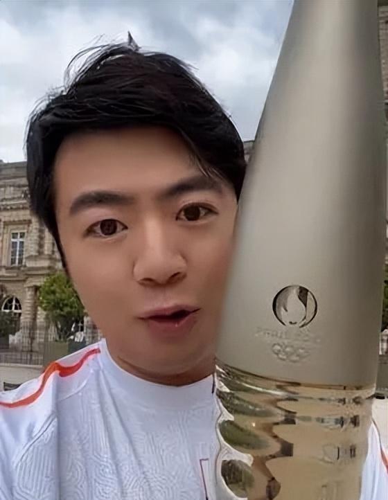 巴黎奥运火炬赛惊现逆转！谷爱凌输了？赵露思凭啥赢？-奥运火炬巴黎受阻
