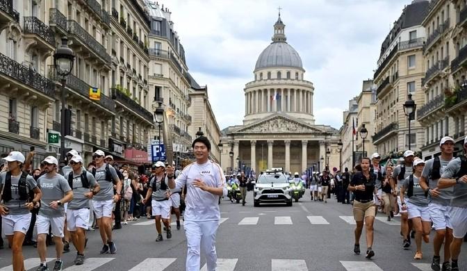 巴黎奥运火炬赛惊现逆转！谷爱凌输了？赵露思凭啥赢？-奥运火炬巴黎受阻