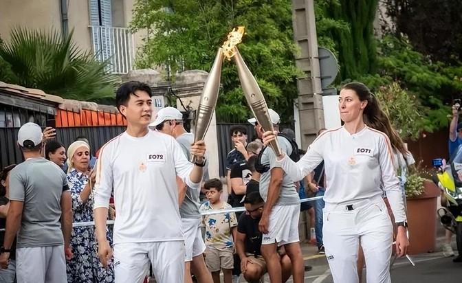 巴黎奥运火炬赛惊现逆转！谷爱凌输了？赵露思凭啥赢？-奥运火炬巴黎受阻