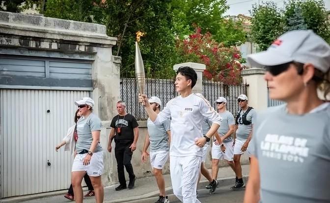巴黎奥运火炬赛惊现逆转！谷爱凌输了？赵露思凭啥赢？-奥运火炬巴黎受阻