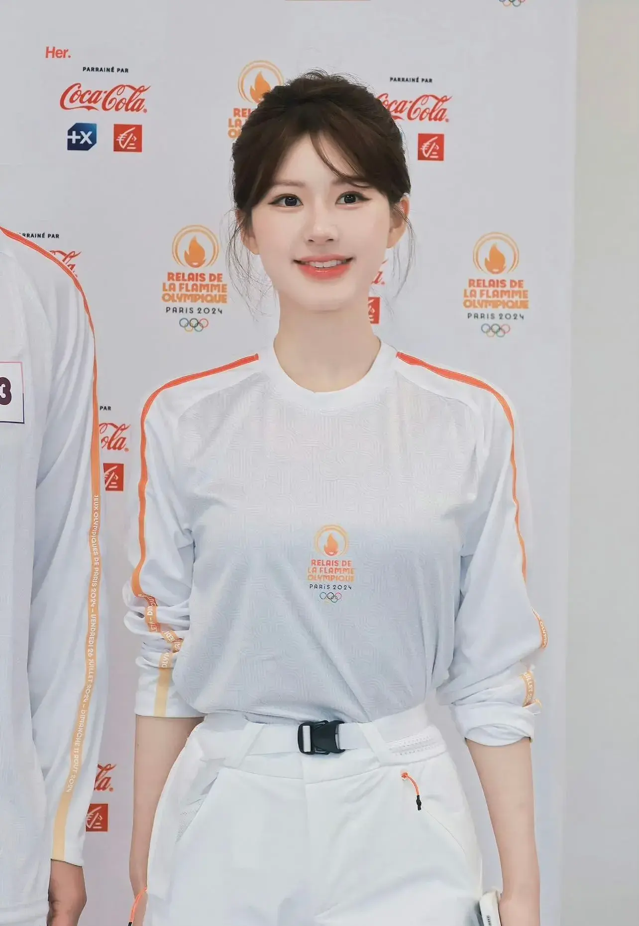 赵露思担任巴黎奥运会火炬手，25岁的她，如此闪耀😄-赵露思射箭比赛冠军颁奖视频