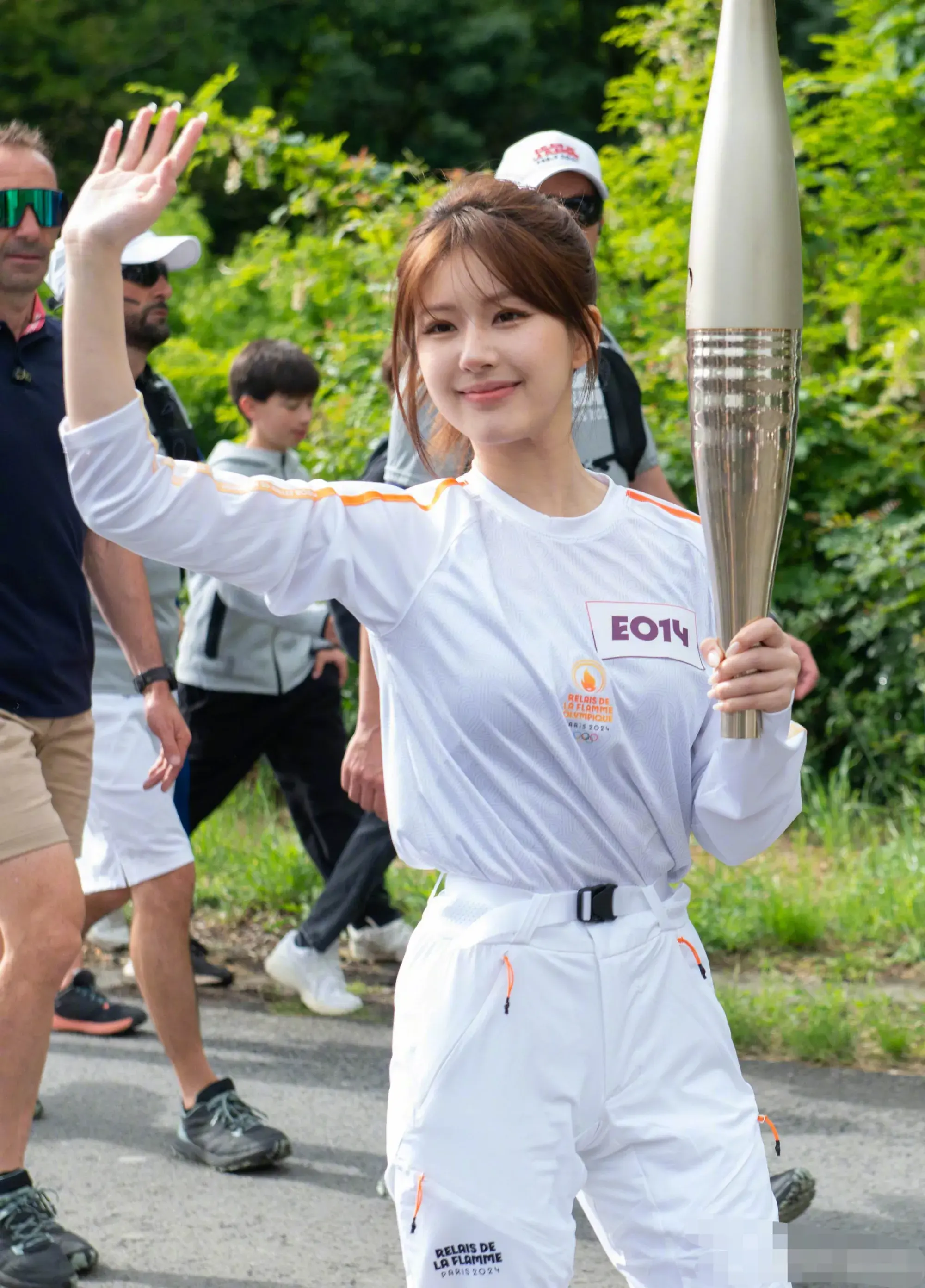 赵露思担任巴黎奥运会火炬手，25岁的她，如此闪耀😄-赵露思射箭比赛冠军颁奖视频