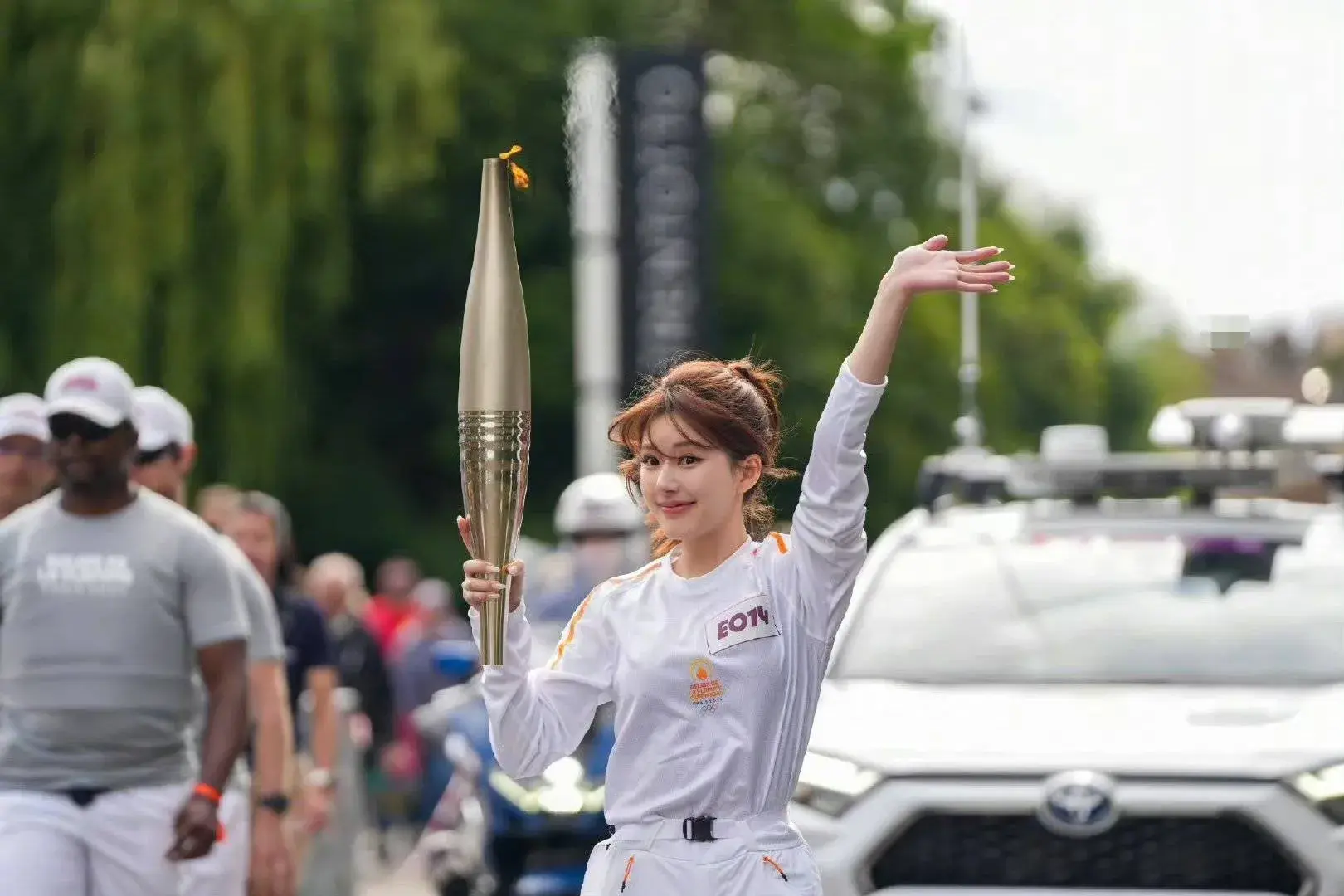赵露思担任巴黎奥运会火炬手，25岁的她，如此闪耀😄-赵露思射箭比赛冠军颁奖视频
